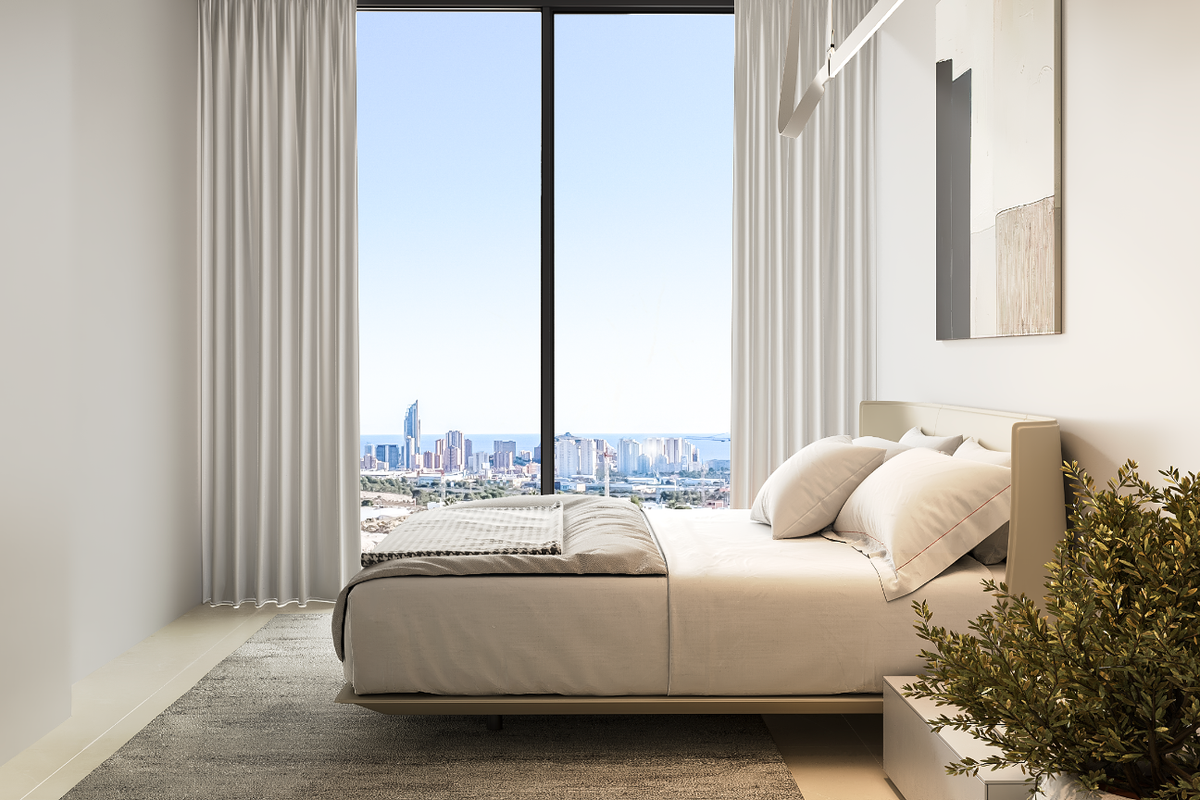 Chic slaapkamer met groot raam dat uitzicht biedt op Finestrat, met een rustige sfeer in de duplex.