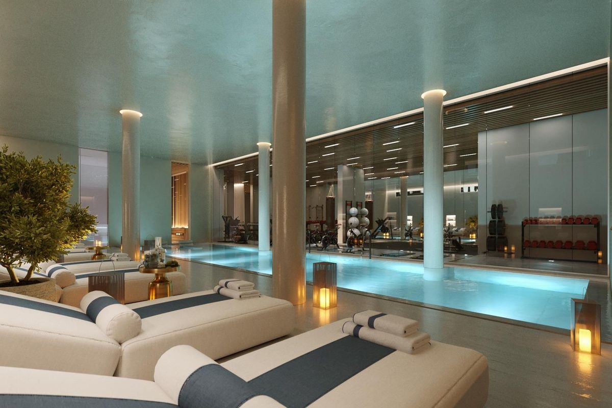 Binnenzwembad met ligstoelen, onderdeel van een exclusief penthouse in Marbella, Costa del Sol.