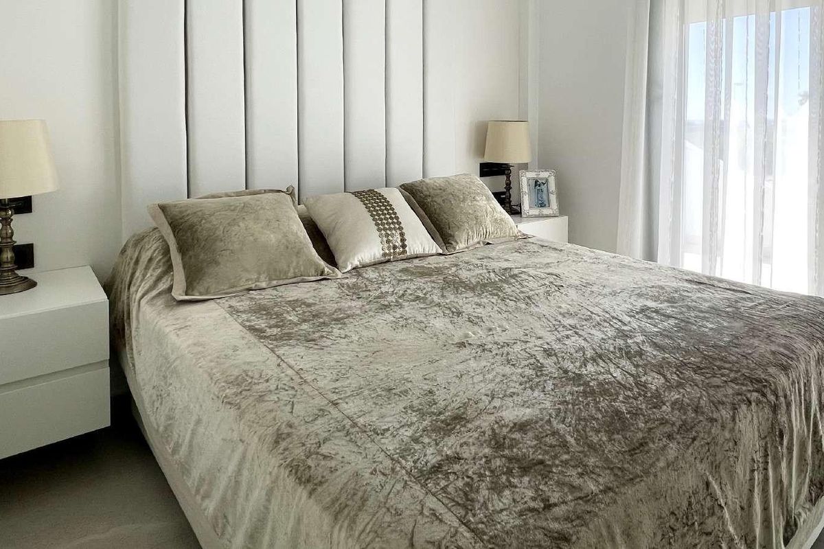 Comfortabele slaapkamer in een villa in Rojales, met een zacht bed en natuurlijk licht dat door de ramen stroomt.