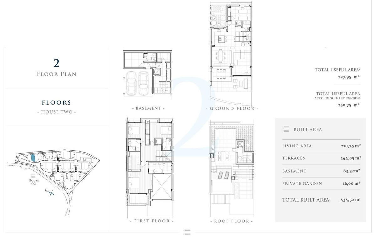 Plattegrond van een 4-slaapkamer townhouse in Marbella, met indeling van woonruimtes en tuin.