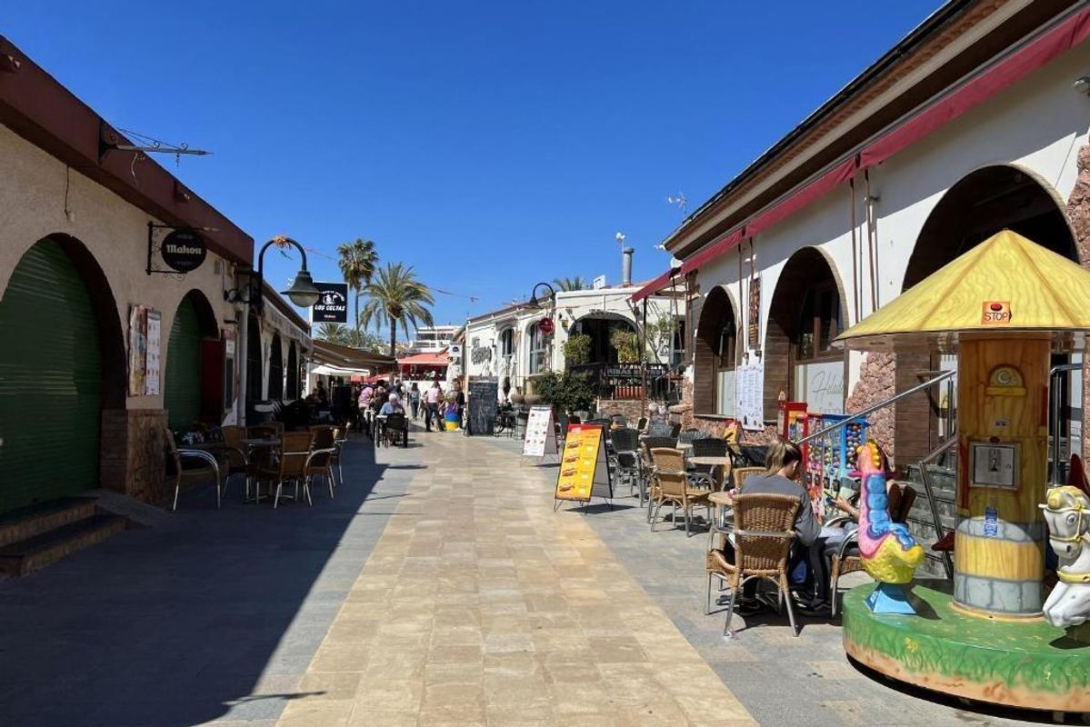 Charmante straat met winkels en eetgelegenheden, drukbezocht door mensen in Pilar de La Horadada, Costa Blanca Zuid.