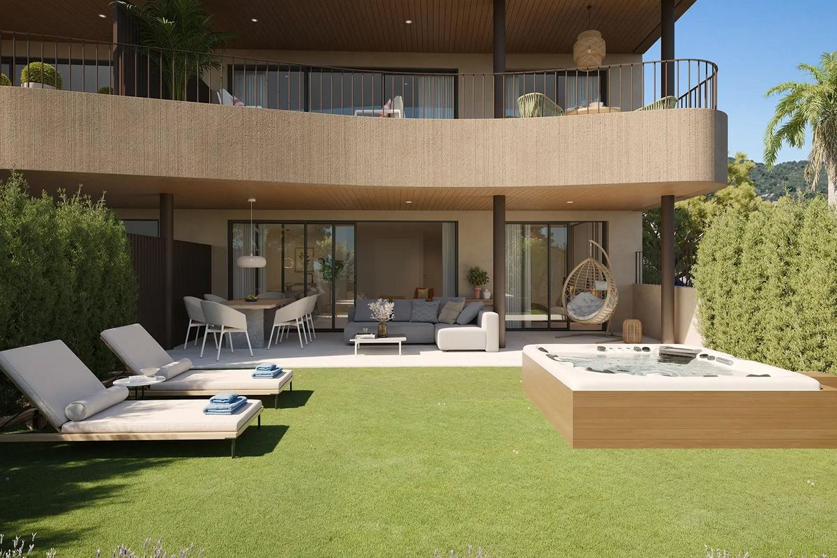 Privéterras met een jacuzzi en ligstoelen, ideaal voor ontspanning in een penthouse in Fuengirola, Costa del Sol.