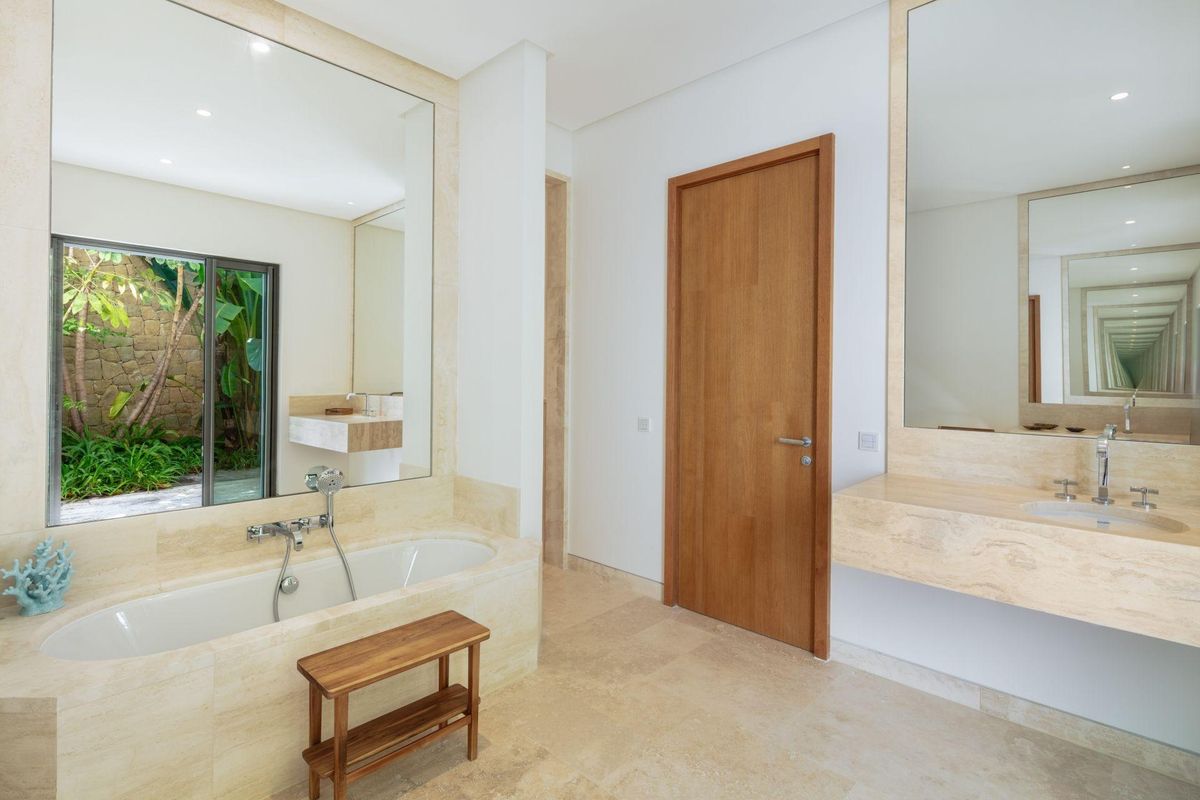 Ruime, moderne badkamer met een badkuip en natuurlijk licht in een villa in Casares met zes slaapkamers.