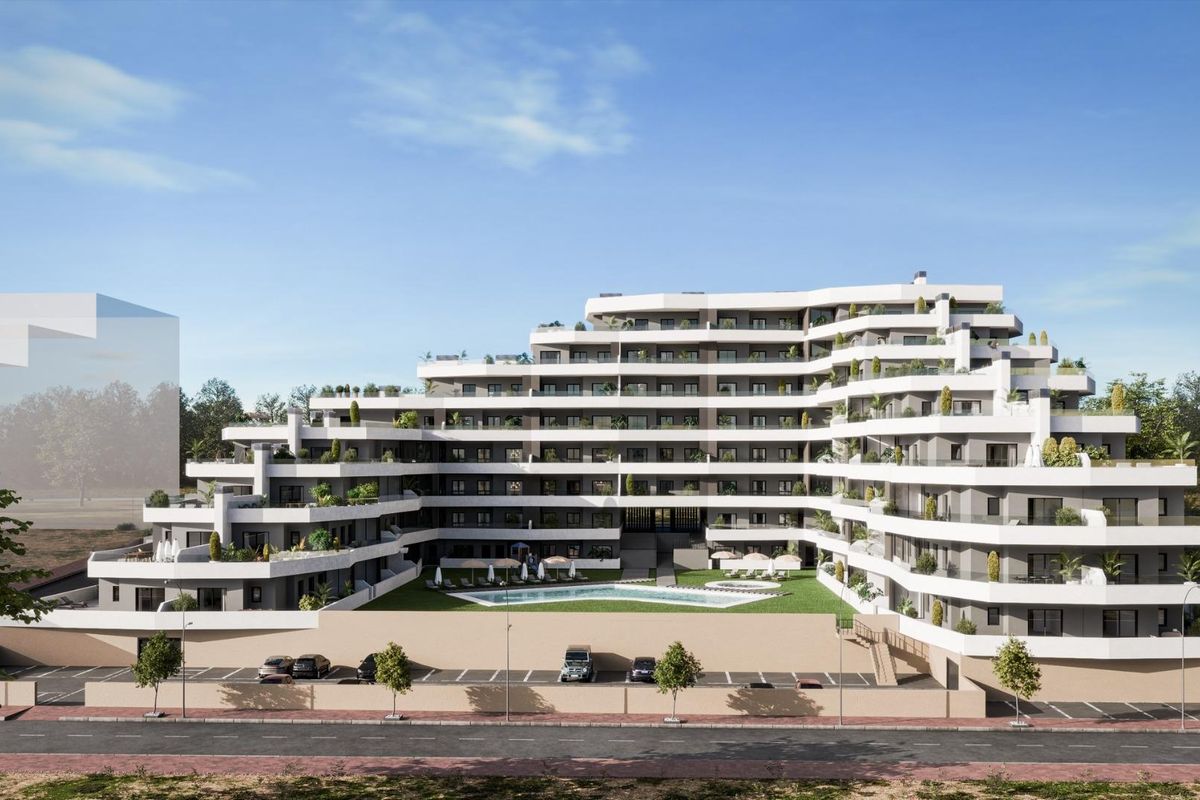 Buitenzijde van een stijlvol appartementencomplex met terrassen en groen in San Miguel de Salinas.