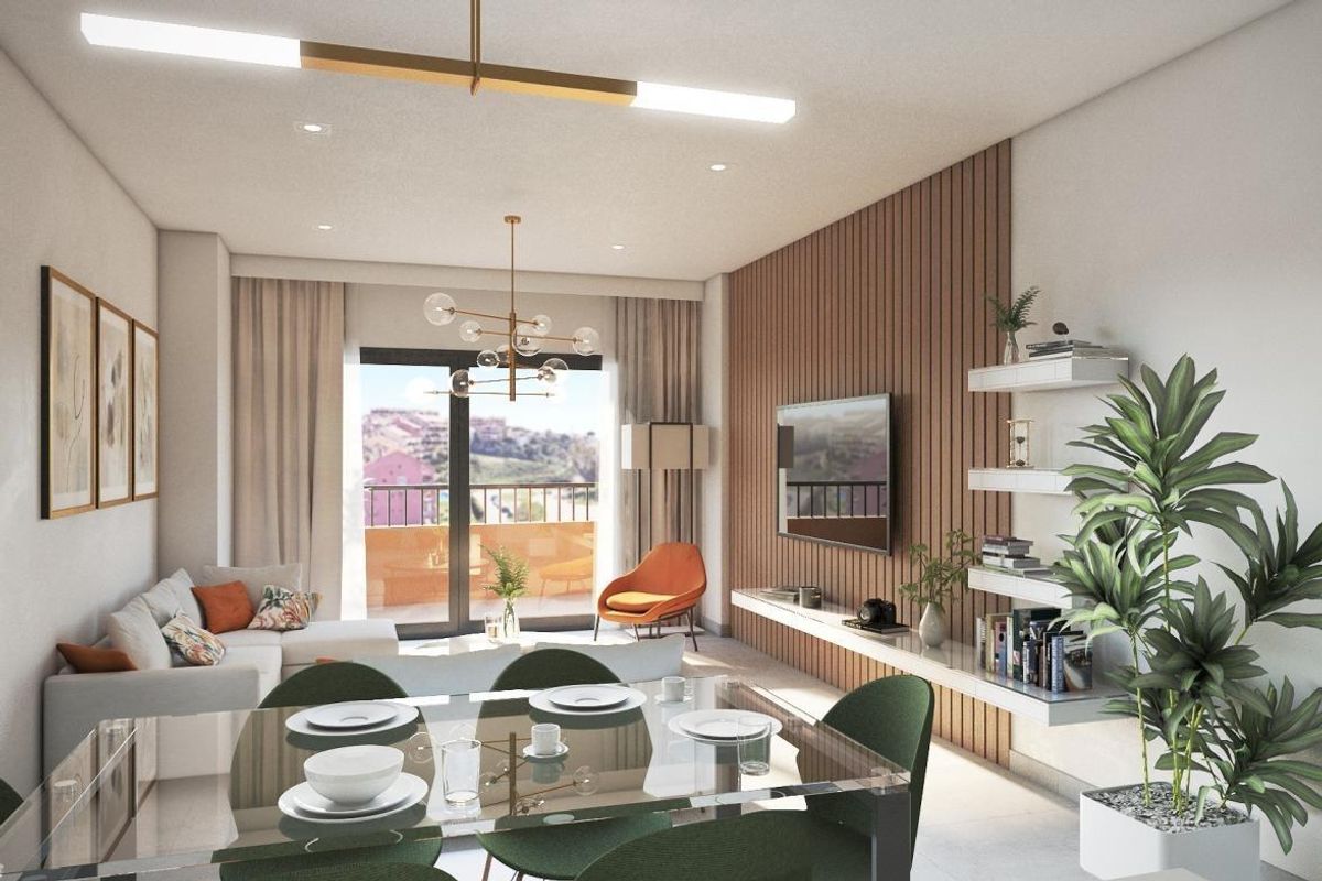 Stijlvol woon- en eetgedeelte in een penthouse met grote ramen en uitzicht, gelegen in Fuengirola.