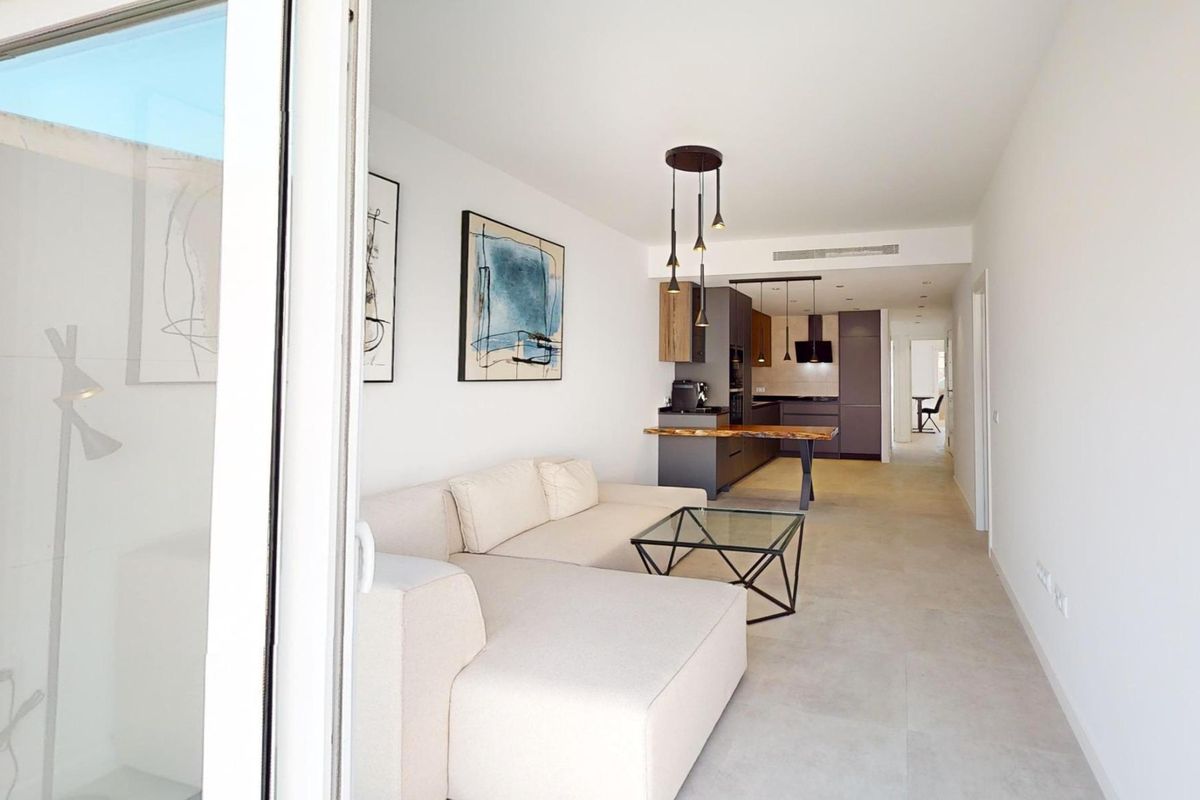 Een ander perspectief van de stijlvolle woonkamer van een 3-slaapkamer appartement in Pilar de La Horadada.