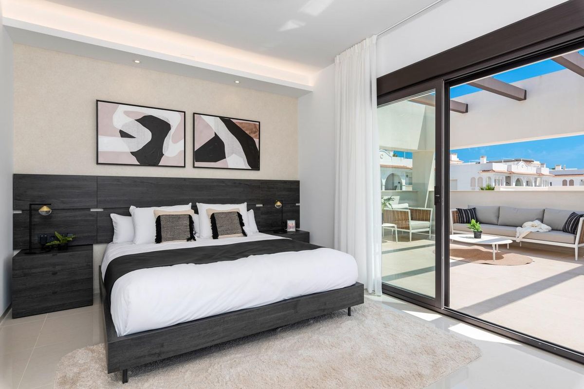 Luxueuze master slaapkamer met toegang tot het terras, gelegen in een villa in Ciudad Quesada.