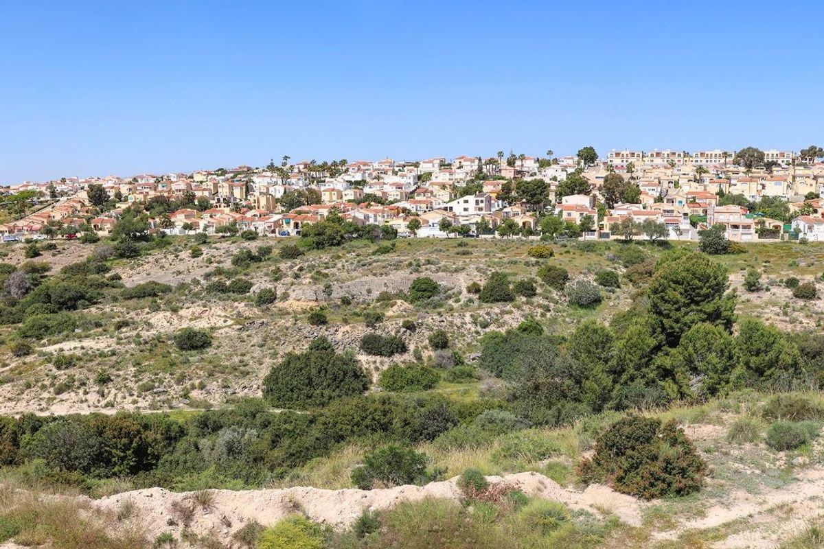 Indrukwekkend uitzicht op de heuvels van San Fulgencio met de levendige buurt van bovenaf.