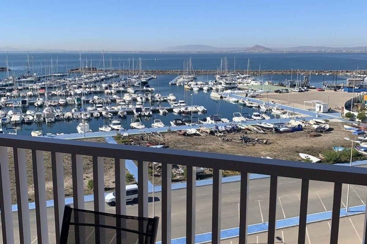 Heldere en luchtige woonkamer met moderne inrichting in een appartement in La Manga del Mar Menor.