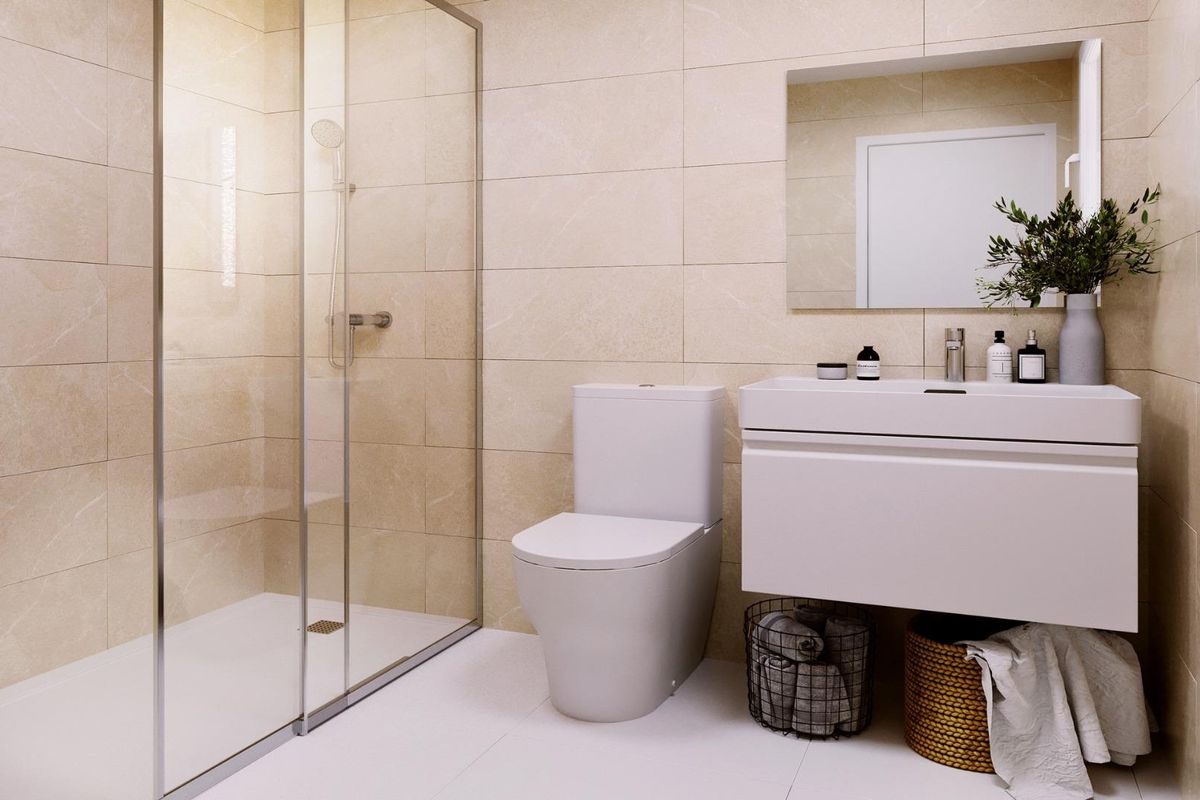 Contemporary badkamer met douche en moderne armaturen in een appartement op de begane grond, gelegen in Monforte del Cid.