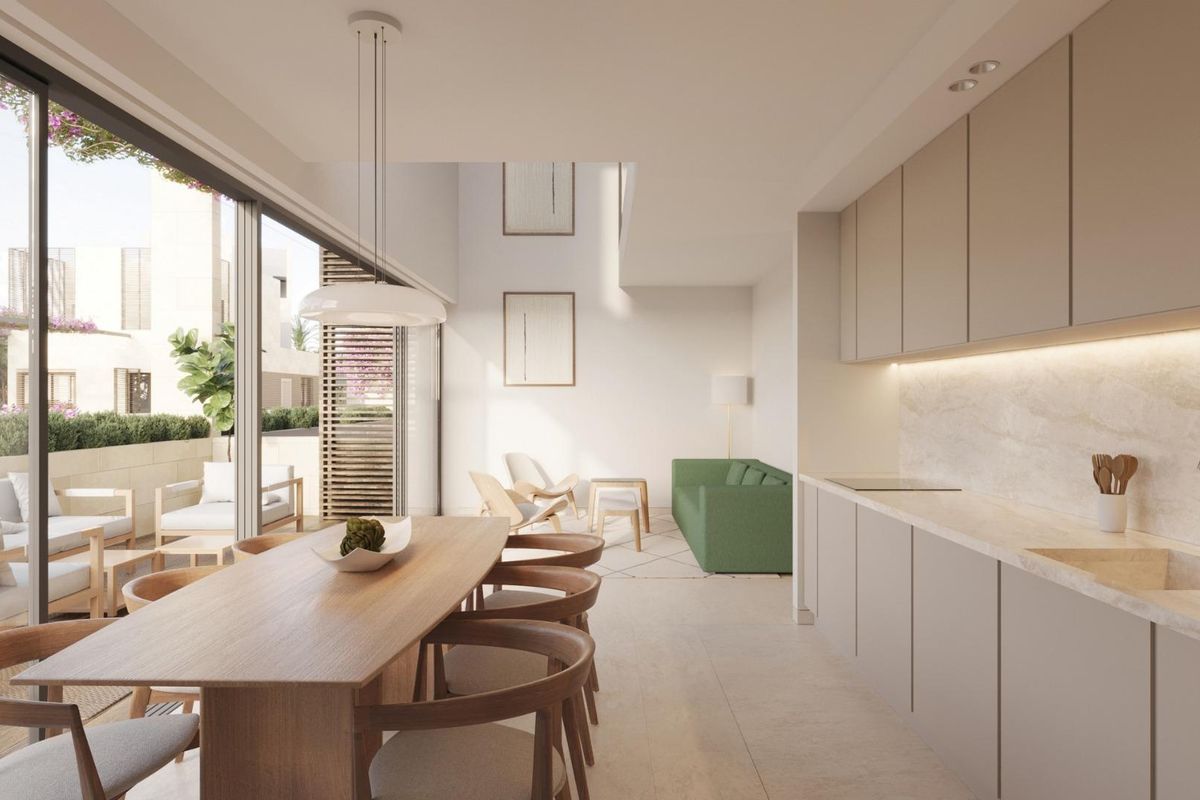 Moderne keuken met een strak ontwerp en eetruimte, onderdeel van het gelijkvloerse appartement in Estepona.