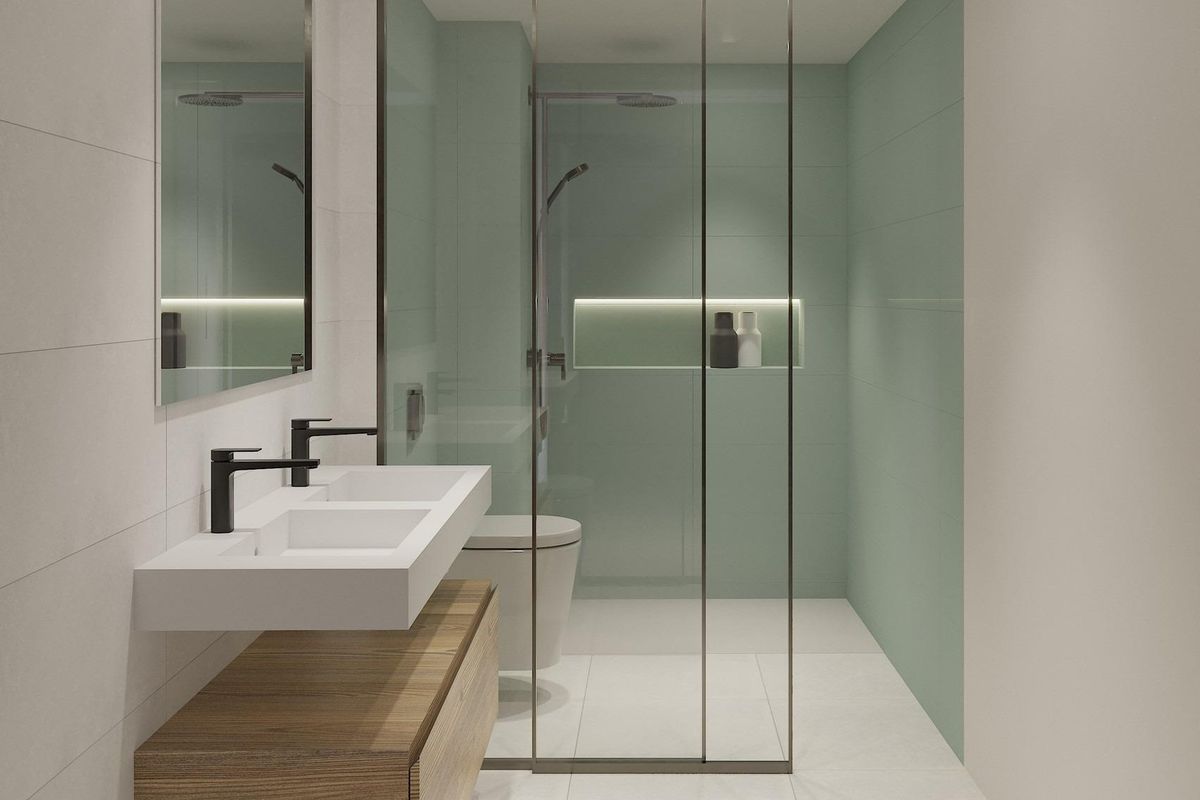 Modern badkamer met glazen douche en stijlvolle wastafel in een appartement op de begane grond in Torrevieja.