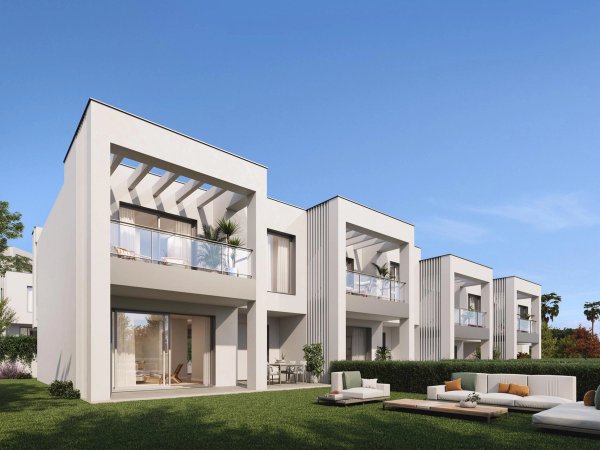 Buitenkant van een moderne 3-slaapkamer townhouse in Marbella, met strakke lijnen en weelderige groene omgeving.