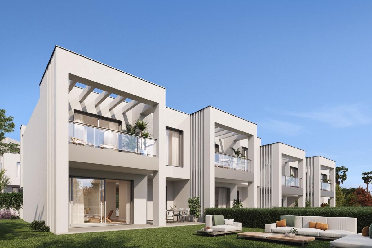 Buitenkant van een moderne 3-slaapkamer townhouse in Marbella, met strakke lijnen en weelderige groene omgeving.