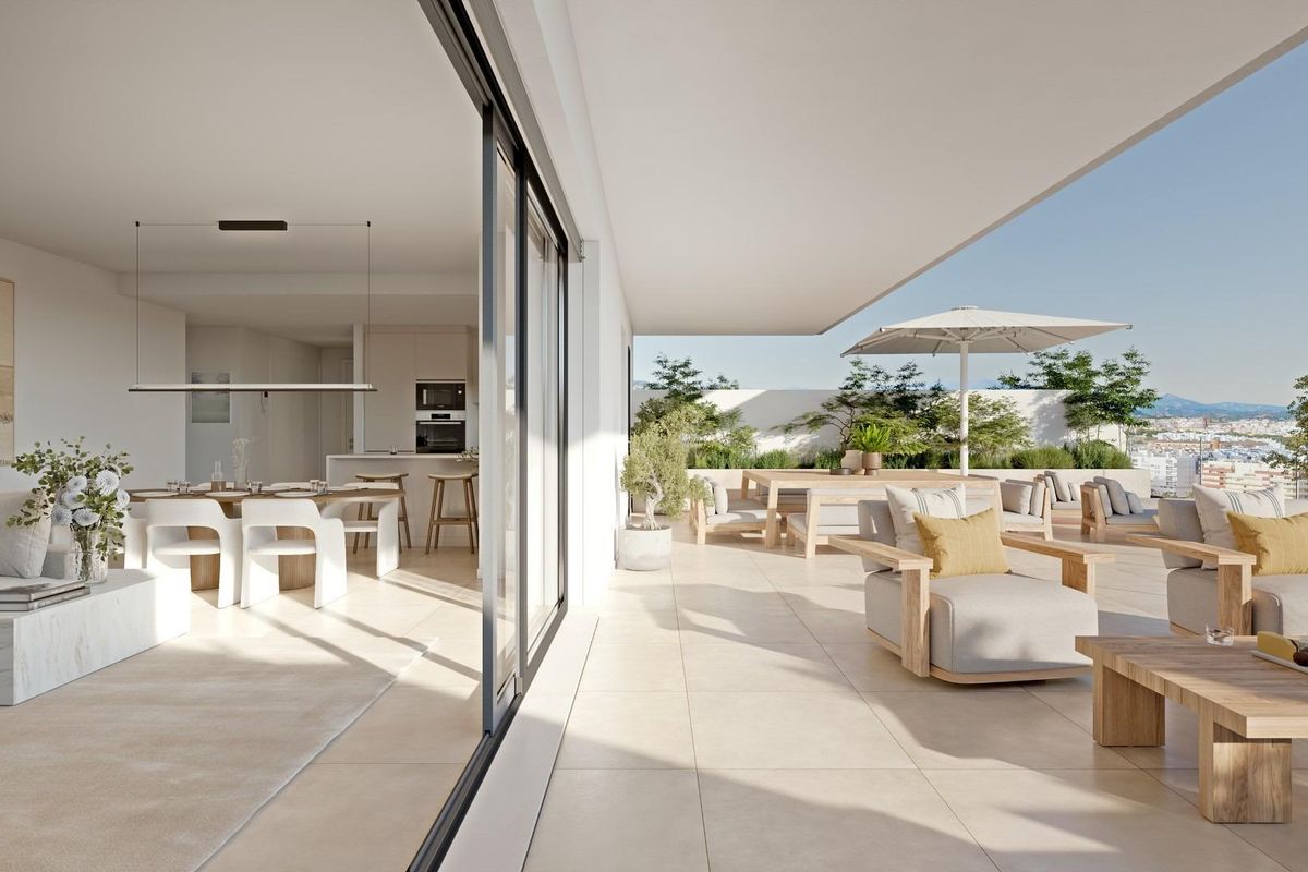 Stijlvol terras met zit- en eetruimte, dat binnen- en buitenleven verbindt in het penthouse van Estepona.