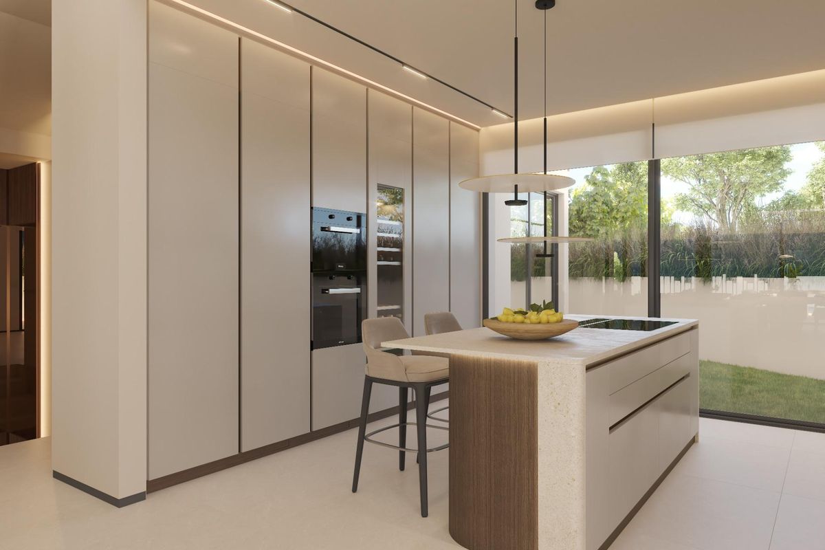 Moderne keuken in appartement in Marbella met strakke kasten, een eiland en grote ramen voor natuurlijk licht.