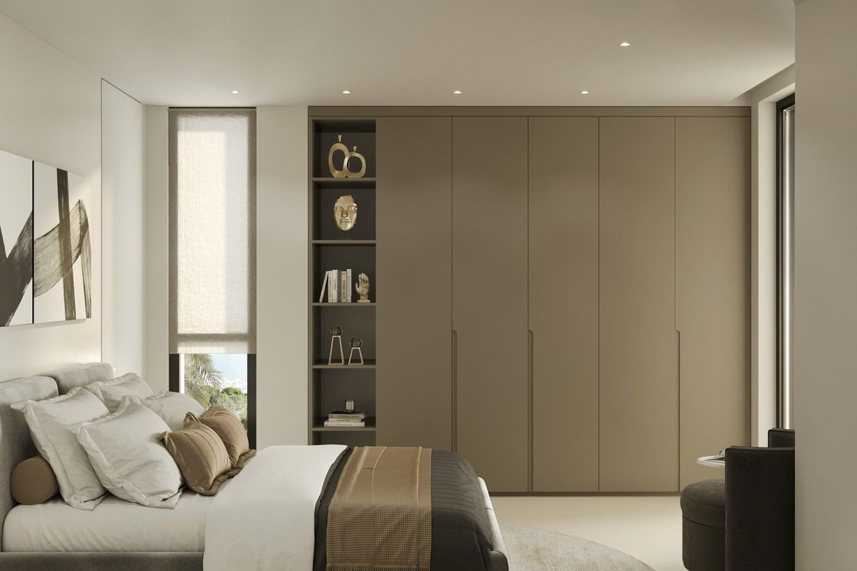 Uitnodigende slaapkamer in een moderne villa in Marbella, met een chique design en veel natuurlijk licht.
