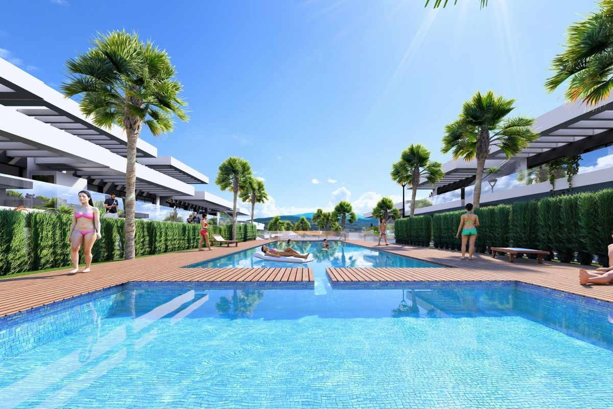 Uitnodigend zwembadgebied bij het appartementcomplex in Algorfa, met ligstoelen en tropische beplanting.