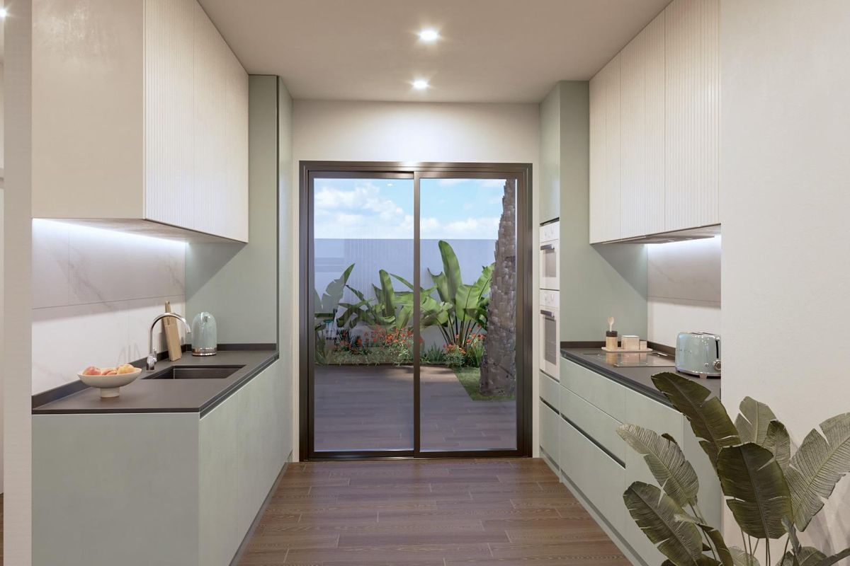 Chique keuken in villa in San Pedro del Pinatar, met moderne kasten en uitzicht op de tuin.