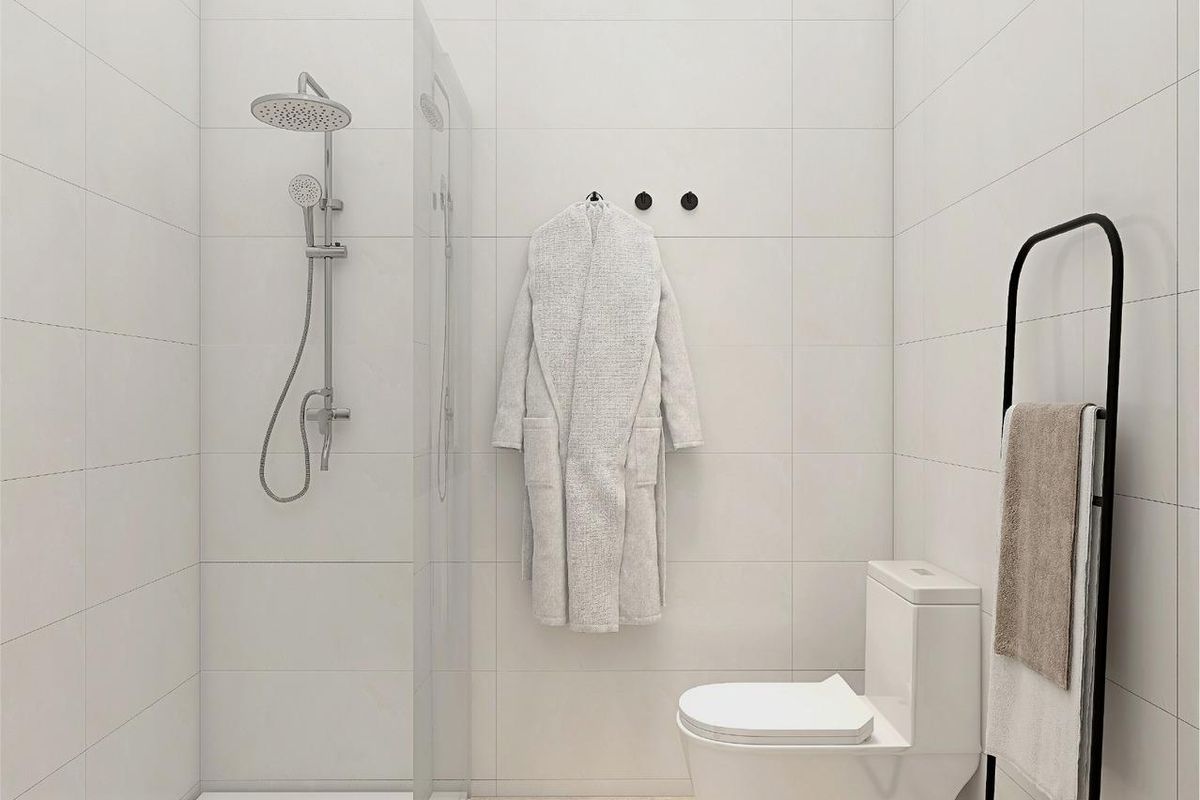 Moderne badkamer met een ruime douche, toilet en strak tegelontwerp in Torrevieja, Spanje.