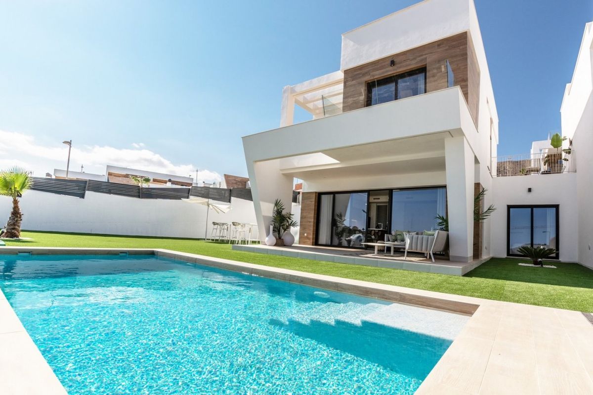 Stunning 4-bed villa with a large swimming pool and landscaped garden in Finestrat, Costa Blanca. Bright and modern design.