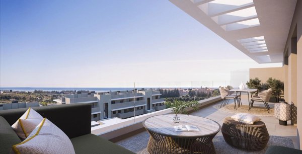 Penthouse terras in Estepona met prachtig zeezicht en een zithoek voor ontspanning.