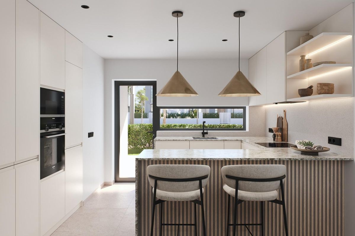 Heldere keuken met elegant ontwerp en zitplaatsen bij het eiland, gelegen in een appartement in Torre Pacheco.