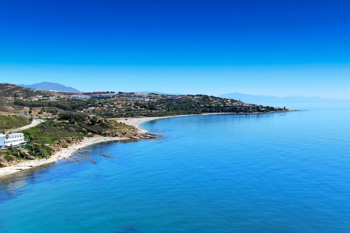 Schilderachtig kustlandschap van Sotogrande met blauwe zee en witte stranden