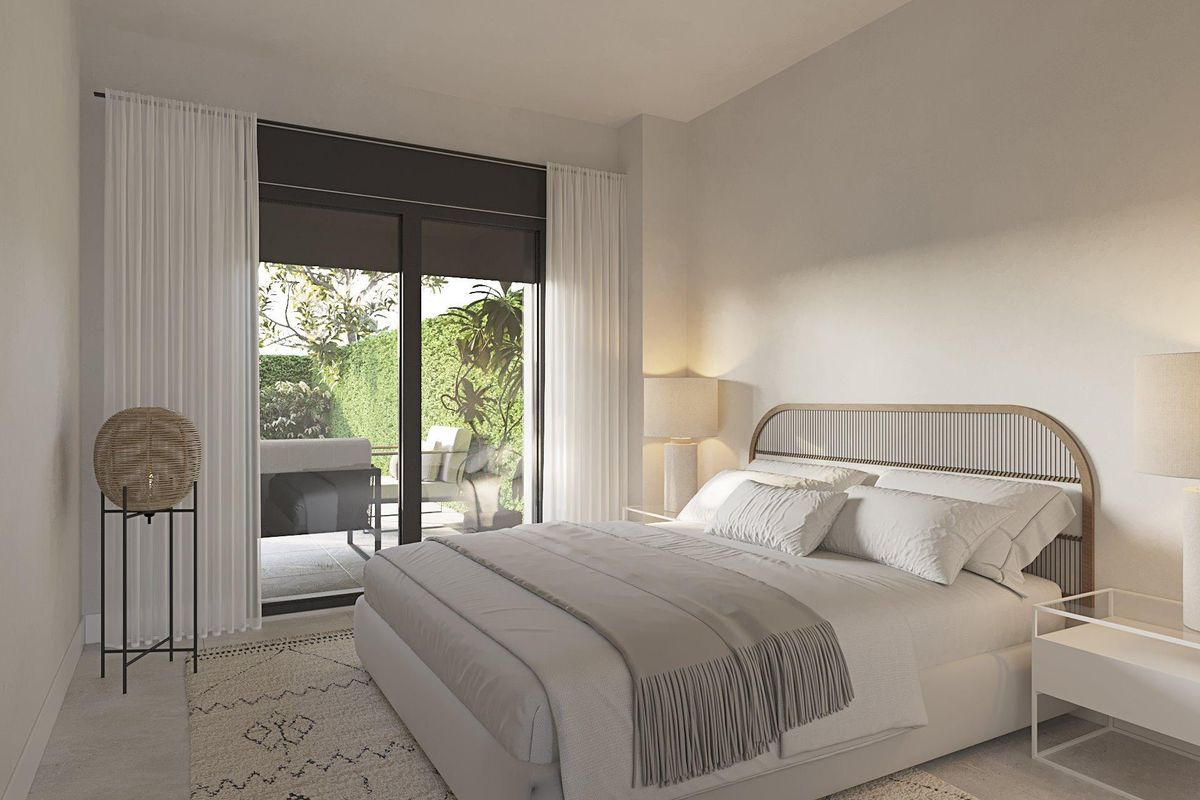 Heldere slaapkamer in een 3-slaapkamer appartement op de begane grond in Casares, met uitzicht op het terras.