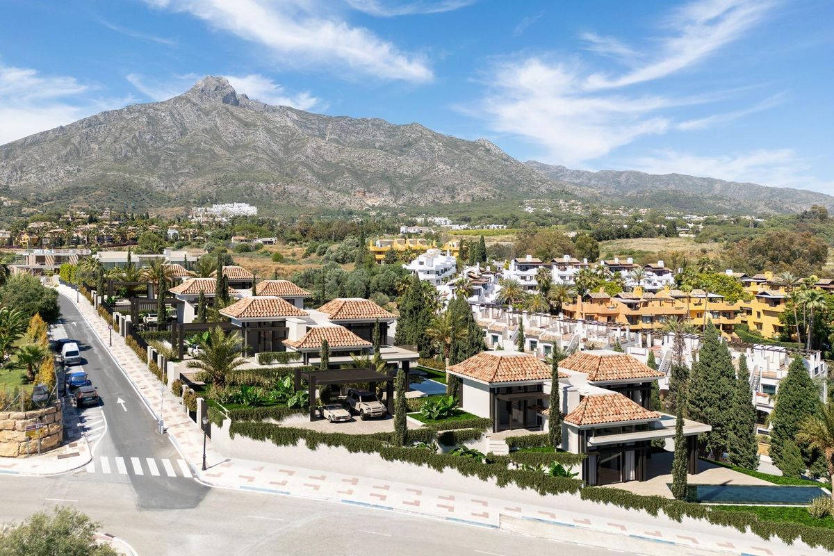 Luchtfoto van luxe villa's in Marbella, toont het mooie landschap en dichtbij de bergen.