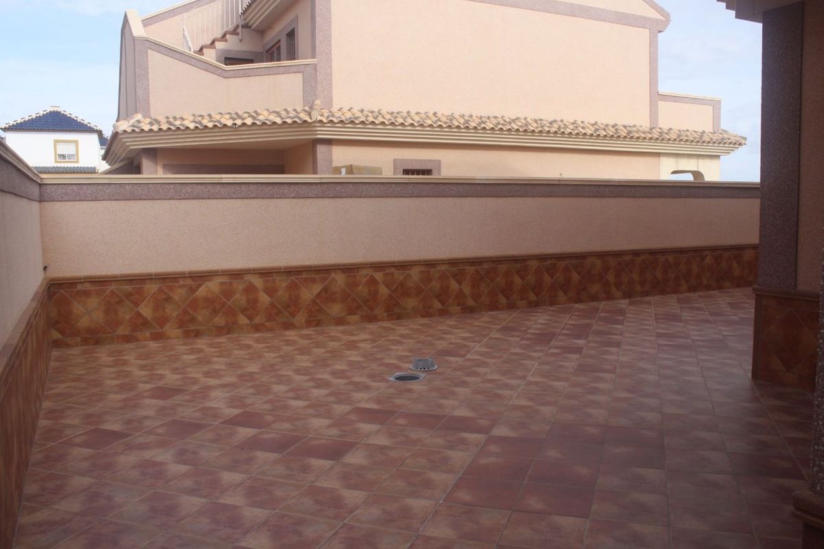 Een ander uitzicht op een groot terras, ideaal voor bijeenkomsten, in een townhouse in Torrevieja.