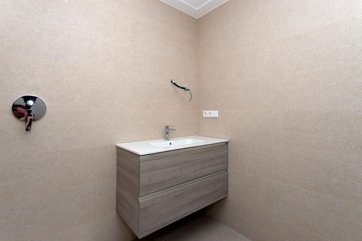 Stijlvol badkamer wastafel in een modern 3-slaapkamer appartement in Hondón de las Nieves, Costa Blanca Zuid.