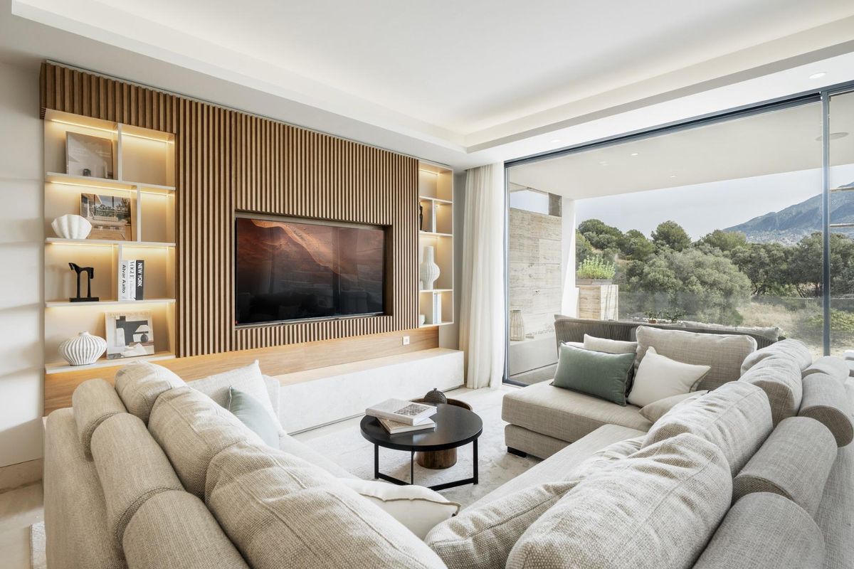 Gezellige woonkamer in een appartement in Marbella, met stijlvolle decoraties en grote ramen voor natuurlijk licht.
