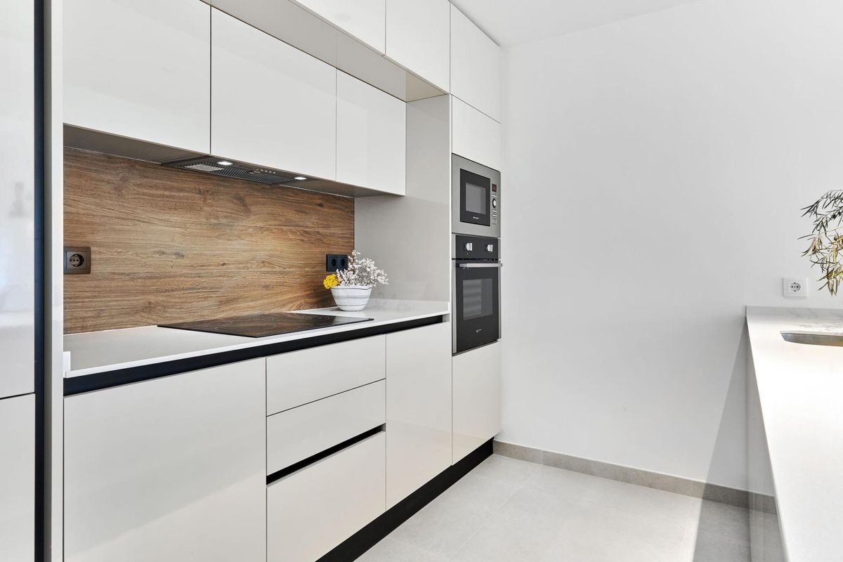 Moderne keukenfunctie in een bungalow in Torrevieja, met een schoon ontwerp en hoogwaardige apparaten.