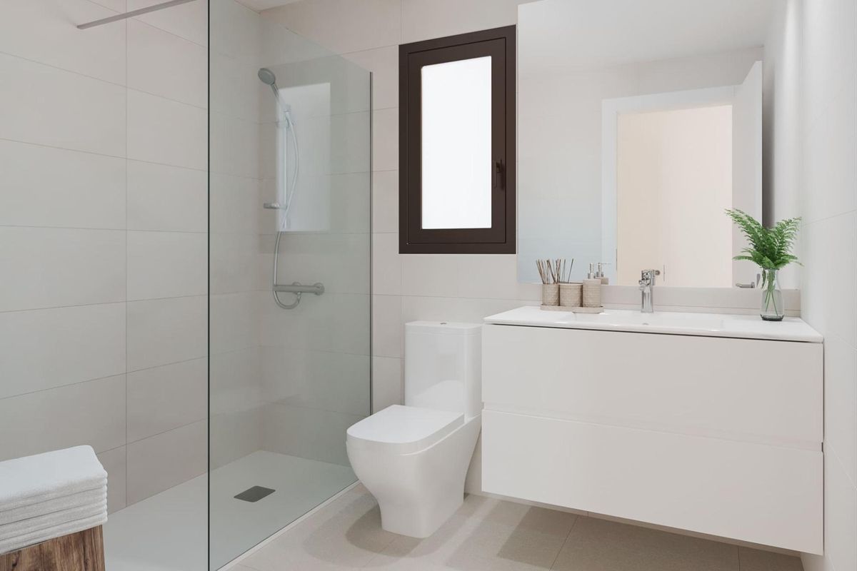 Moderne badkamer met glazen douche en strak ontwerp in Rincon de la Victoria, Costa del Sol.