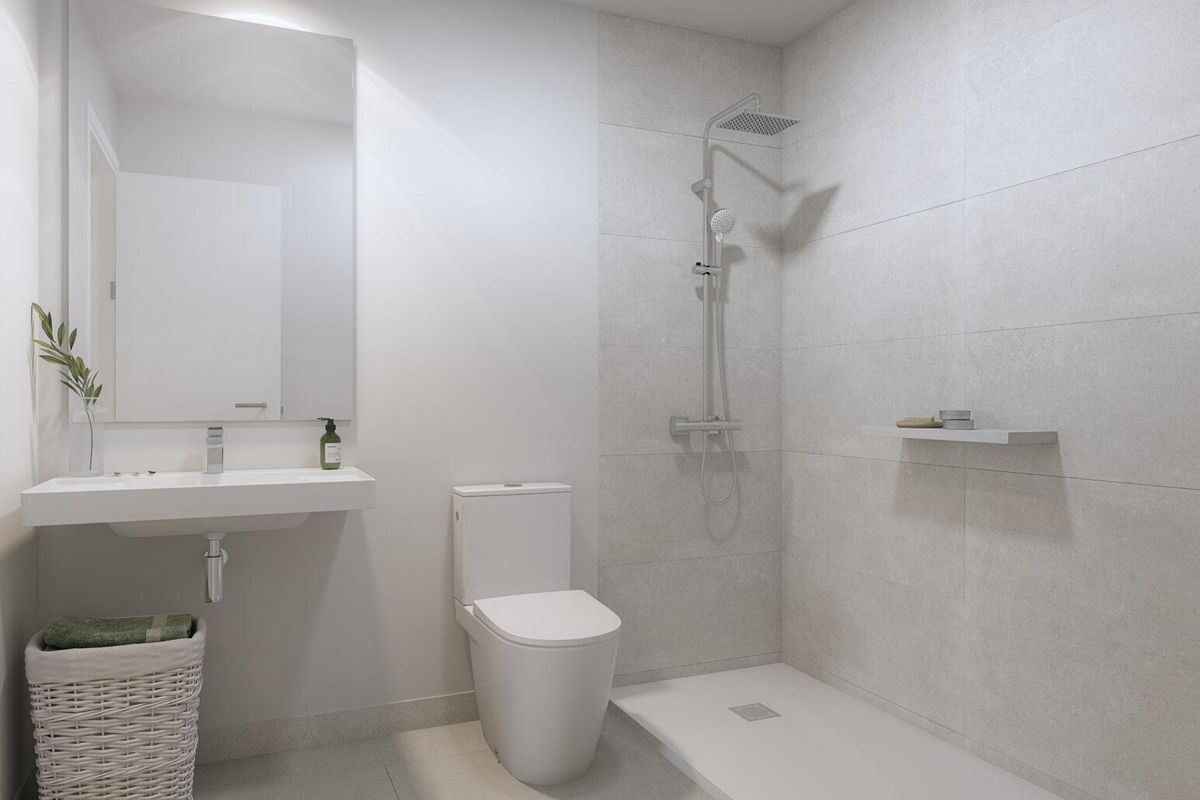 Moderne badkamer met douche, wastafel en toilet in een 2-slaapkamer appartement in Casares, Costa del Sol.
