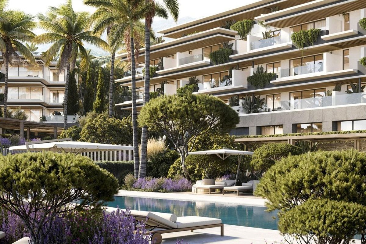 Ontspannen zwembadgebied omgeven door aangelegde tuinen bij een 3-slaapkamer appartement in Mijas, Costa del Sol.