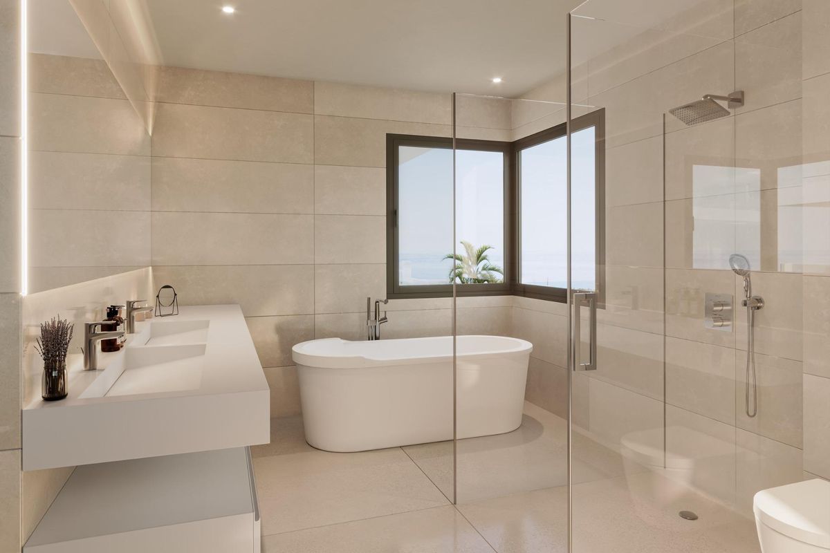 Luxe badkamer met moderne voorzieningen en uitzicht, gevonden in een 2-slaapkamer bungalow in Marbella.