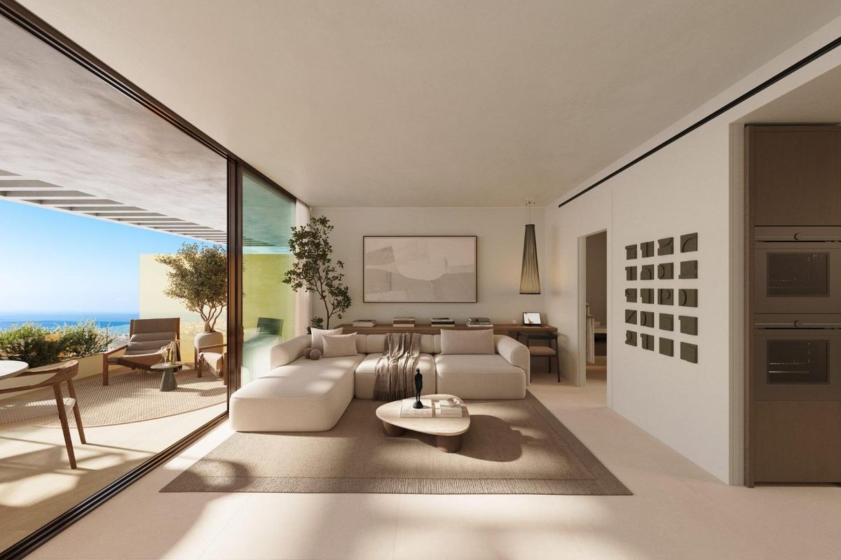 Ruime woonkamer in een appartement in Fuengirola, met grote ramen die uitzicht op de zee bieden en een gezellige eetruimte.