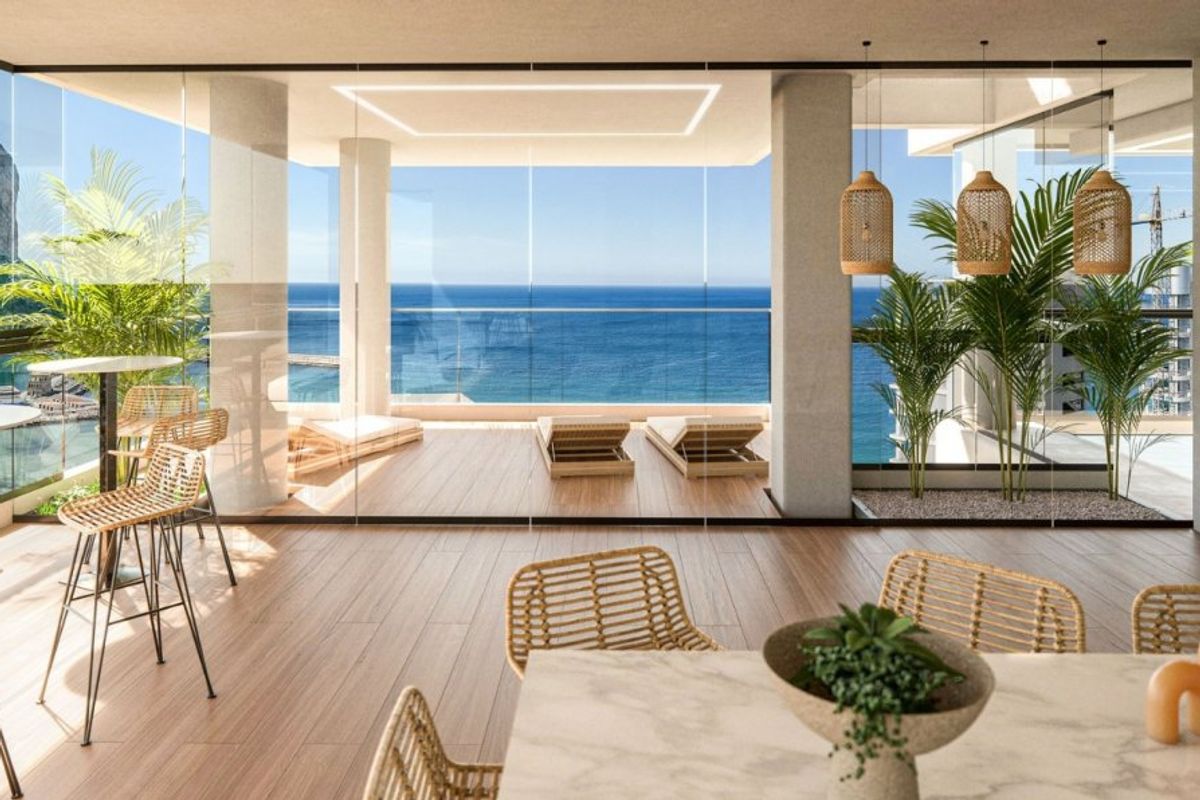 Heldere eetruimte in het penthouse met panoramisch uitzicht op de kust nabij Calpe.