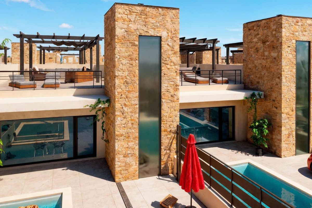 Luchtfoto van townhouses met zwembaden en ontspanningsruimtes, gelegen in Fuente Álamo, Costa Calida.