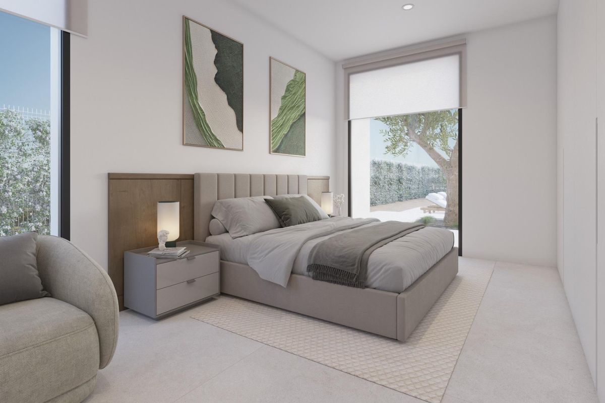 Stijlvolle gasten slaapkamer in de villa in Fuente Álamo, met comfortabele meubels en natuurlijk licht.