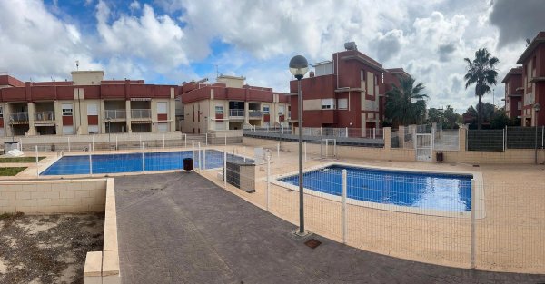 Zwembaden omringd door een wooncomplex in Orihuela Costa, ideaal voor ontspanning.
