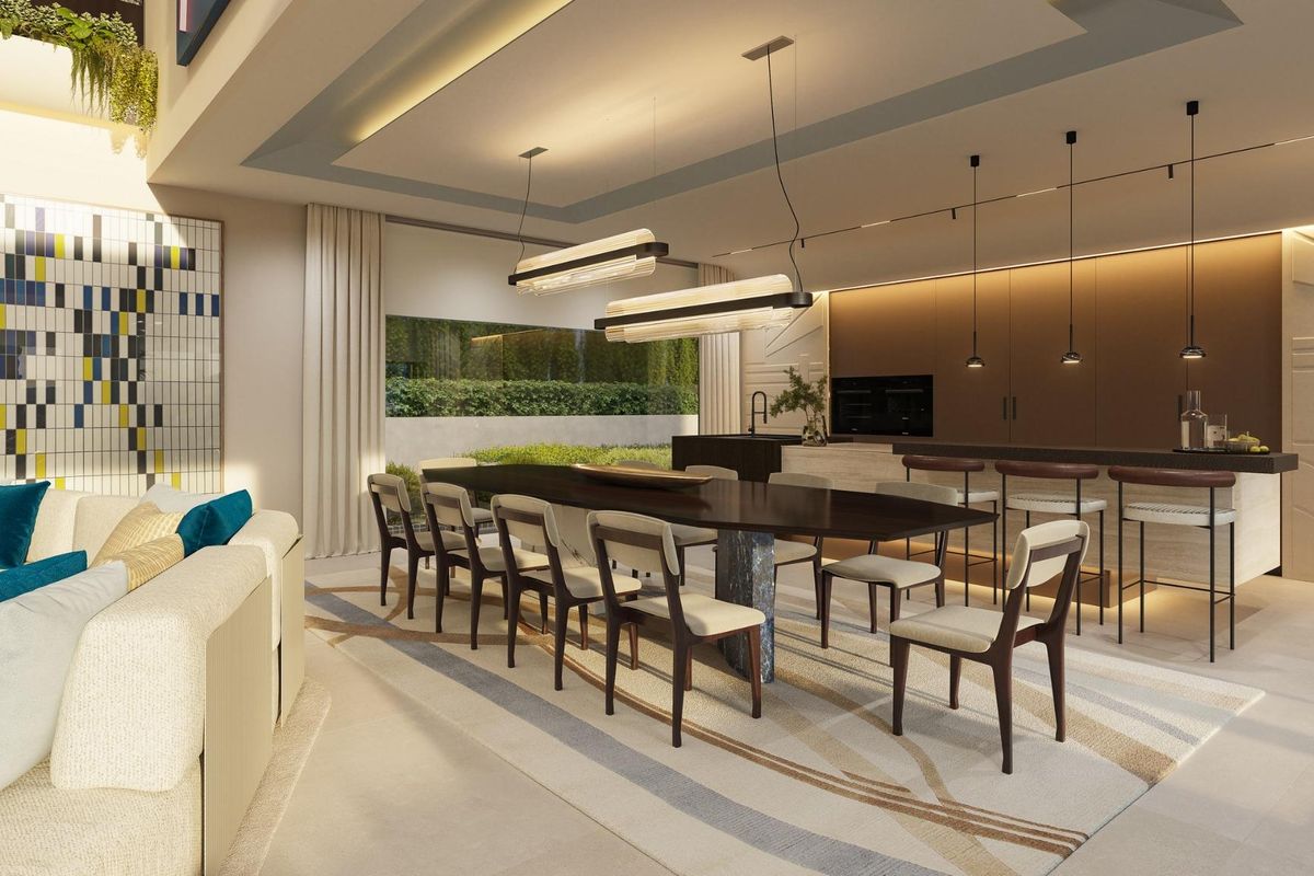 Elegante eet- en keukenruimte in een stijlvolle villa in Marbella.