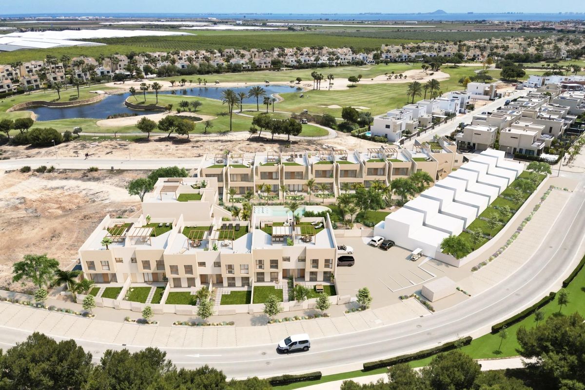 Luchtfoto van het appartementencomplex en de omliggende groenvoorzieningen in San Javier, Costa Calida.