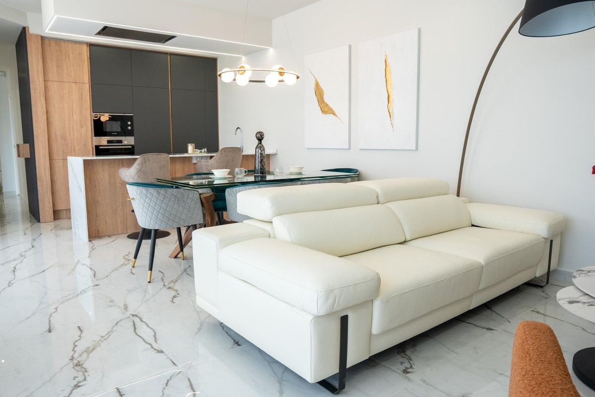 Open woonruimte met een moderne keuken en comfortabele zitplaatsen, gelegen in Ciudad Quesada.