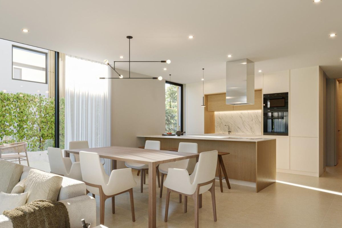 Heldere eethoek en keuken in een 3-slaapkamer villa in Finestrat, ontworpen voor modern wonen en entertainen.