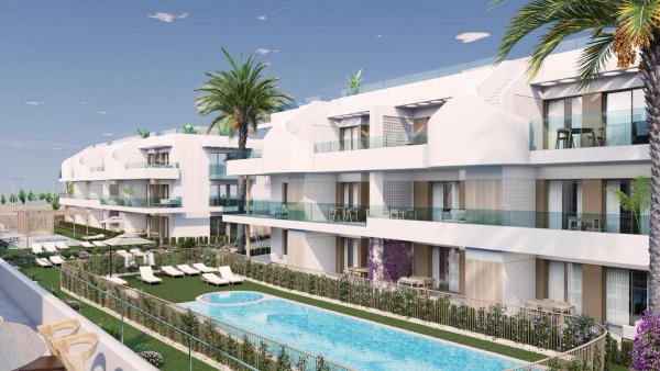 Buitenzicht op een modern appartementencomplex met zwembad en tuinen in Pilar de La Horadada, Costa Blanca Zuid.