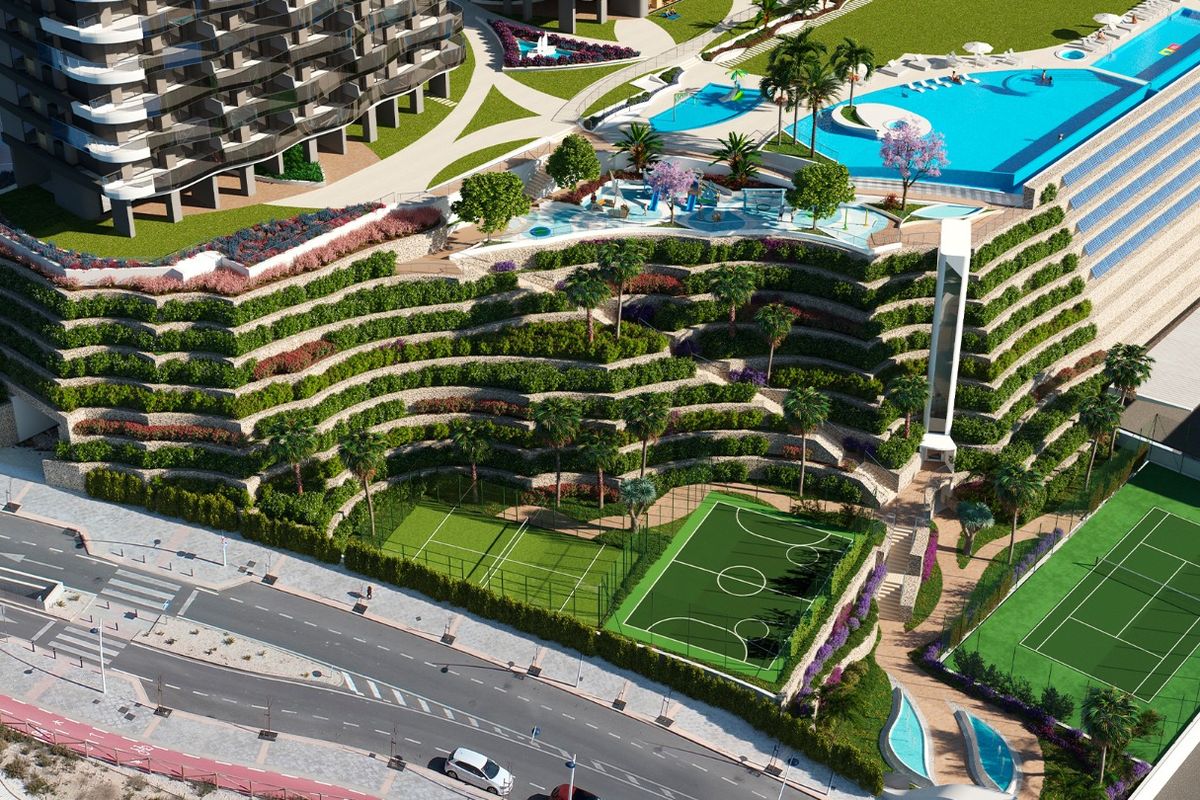 Luchtfoto van het appartementencomplex met weelderige tuinen en een zwembad in Benidorm, Costa Blanca.