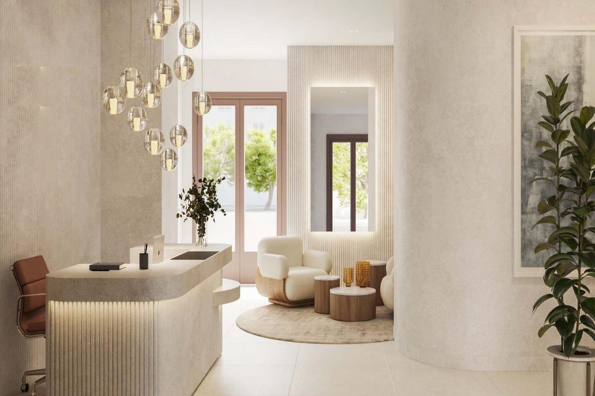 Chique lobby met modern interieur en zitplaatsen in Estepona, onderdeel van een luxe penthouse.